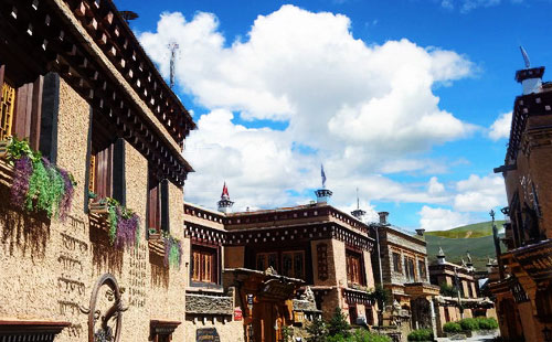 四川理塘勒通古鎮千戶藏寨