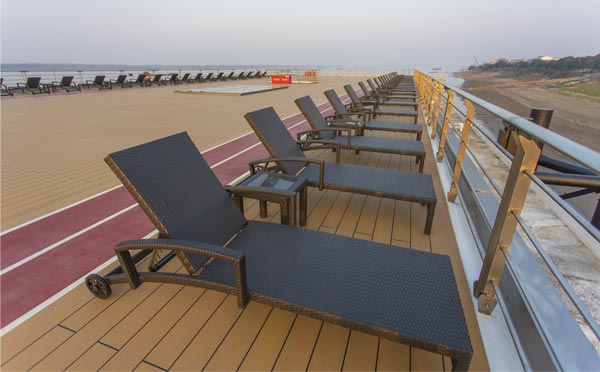 長江三號(hào)游輪甲板